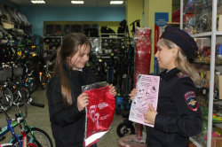 Сотрудники Госавтоинспекции посетили места продаж велотранспорта и средств индивидуальной мобильности, где побеседовали с детьми и их родителями